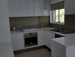 Custom Colourback Glass Kitchen Splashback by Graphic Glass Services Qld