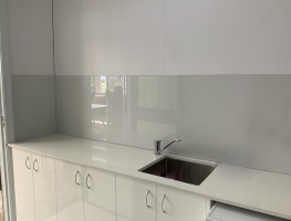 Dulux Peplum with Super Sparkle Laundry Glass Splashback