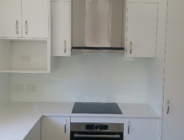 White on Low Iron Glass Splashback by Graphic Glass Services