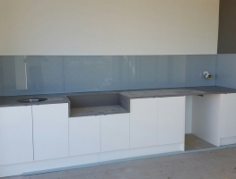 Outdoor Kitchen Splashback by Graphic Glass Services Qld